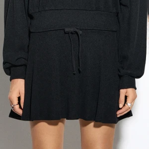 Dzianinowa czarna spódnica mini z wszytymi spodenkami House