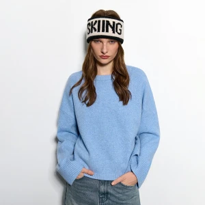 Dzianinowa czarno-biała opaska z napisem Skiing House