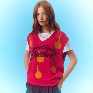 Dzianinowa różowa kamizelka w cebule z podpisem Oficjalny Fanklub Shreka House