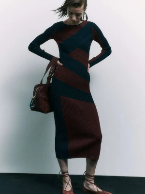 Dzianinowa sukienka midi o wyprofilowanym kroju PATRIZIA PEPE