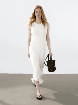 Dzianinowa Sukienka Z Frędzlami U Dołu - Surowy - - Massimo Dutti - Kobieta