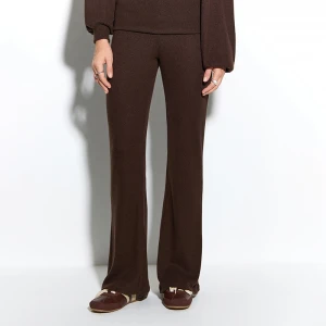 Dzianinowe brązowe spodnie dzwony z wywijanym pasem House