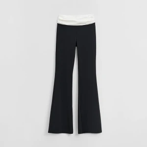 Dzianinowe czarne spodnie dzwony z białym wywijanym pasem House