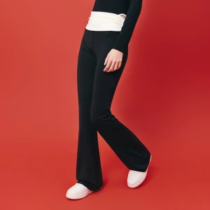 Dzianinowe czarne spodnie dzwony z białym wywijanym pasem House