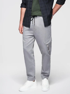 Dzianinowe joggery męskie z kieszeniami cargo – jasnoszare V4 - Rozmiar: L Ombre Clothing