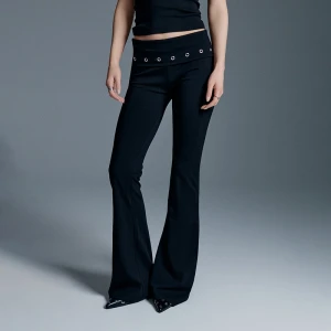 Dzianinowe spodnie dzwony mid waist z odwiniętym pasem czarne House