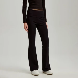 Zdjęcie produktu Dzianinowe spodnie dzwony z odwiniętym pasem brązowe House