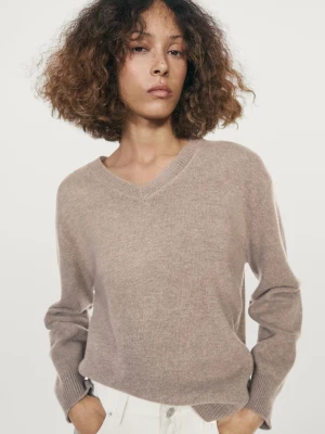 Dzianinowy Sweter Z Dekoltem W Serek I Łatami Na Łokciach - Norkowy - - Massimo Dutti - Kobieta