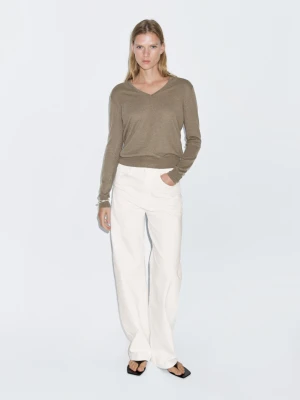 Dzianinowy Sweter Z Mieszanki Wełny Z Dekoltem W Serek - Ziel Pop - - Massimo Dutti - Kobieta