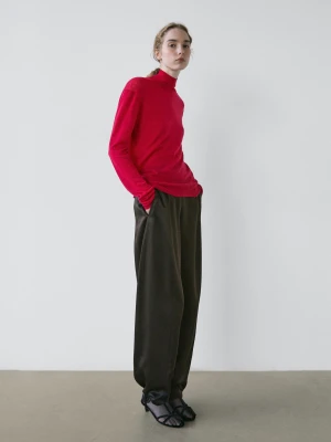 Sweter Z Wełnianej Dzianiny Z Półgolfem − Studio - Rubinowy - - Massimo Dutti - Kobieta