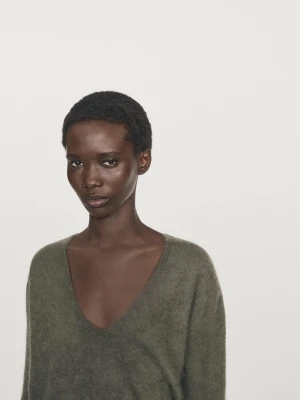 Dzianinowy Sweter Z Wełny I Kaszmiru Z Dekoltem W Serek - Zielonoszary - - Massimo Dutti - Kobieta