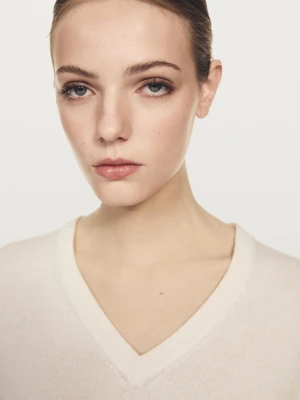 Dzianinowy Sweter Ze 100% Kaszmiru Z Dekoltem W Serek - Surowy - - Massimo Dutti - Kobieta