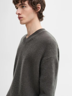 Dzianinowy Sweter Ze 100% Kaszmiru Z Dekoltem W Serek - Szary Mysi - - Massimo Dutti - Mężczyzna