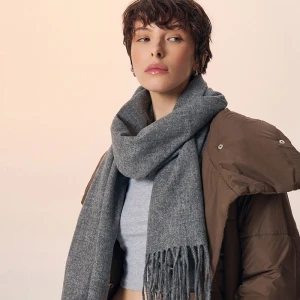 Dzianinowy szalik z frędzlami i wiskozą w składzie jasnoszary House