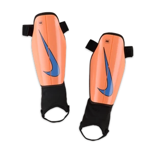 Dziecięce nagolenniki piłkarskie Nike Charge - Pomarańczowy