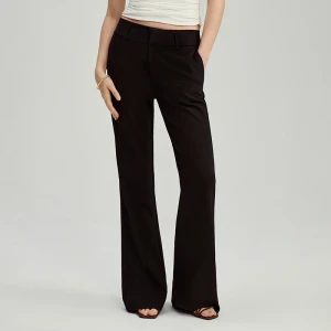 Elastyczne spodnie dzwony z wysokim stanem czarne House