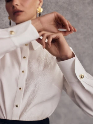 Elegancka biała koszula z haftowanym wzorem TARANKO