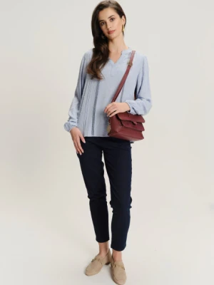 Elegancka błękitna bluzka z ażurową aplikacją Greenpoint