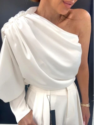 Elegancka bluzka na jedno ramię ANVENY - biała  magmac 