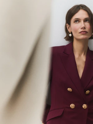 Elegancka burgundowa marynarka z ozdobną falbaną TARANKO