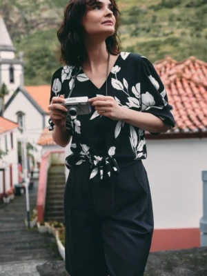 Elegancka czarna bluzka w białe kwiaty Greenpoint