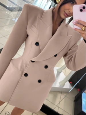 Elegancka marynarko-sukienka z guzikami AYAZ - cappuccino  magmac 