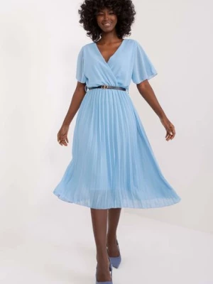 Elegancka plisowana sukienka midi z paskiem- błękitna Italy Moda