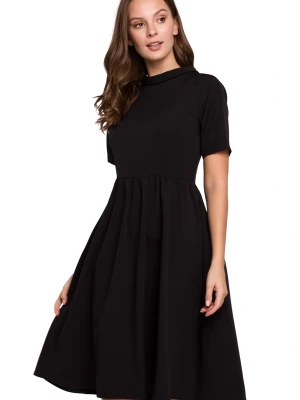 Zdjęcie produktu Elegancka rozkloszowana sukienka z wywiniętą stójką czarna Sukienki.shop