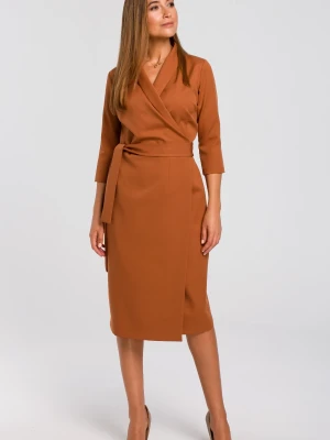 Elegancka sukienka biznesowa kopertowa midi z paskiem w talii brązowa Stylove