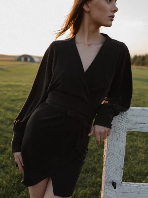 Elegancka sukienka na zakładkę w kolorze spranej czerni - SENTIMA-M Marsala