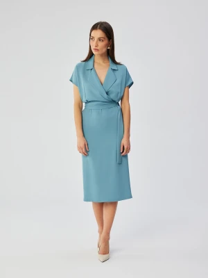 Elegancka sukienka ołówkowa z wykładanym kołnierzem błękitna Stylove