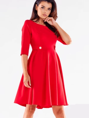 Elegancka sukienka rozkloszowana z ozdobnymi guzikami czerwona awama