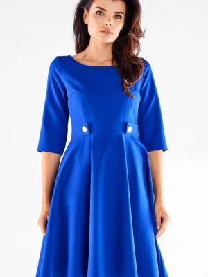 Elegancka sukienka rozkloszowana z ozdobnymi guzikami niebieska awama