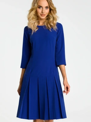 Elegancka sukienka z obniżoną talią i kontrafałdami chabrowa Moe