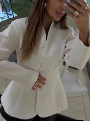 Elegancka taliowana marynarka MARTIE - marcepanowa  magmac 