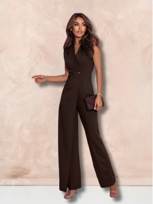 Elegancki kombinezon z ozdobnym guzikiem SERAFI - czekoladowy  magmac 