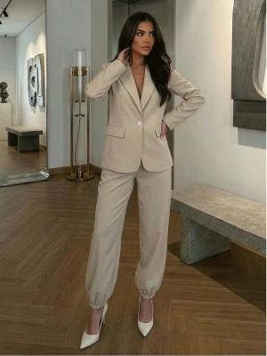 Elegancki komplet marynarka i spodnie VIVIENNE - beżowy  magmac 