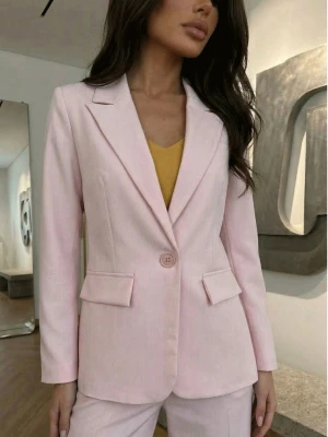 Elegancki komplet marynarka i spodnie VIVIENNE - pudrowy róż  magmac 