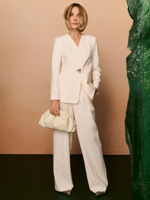 Eleganckie kremowe spodnie ze złotym guzikiem TARANKO