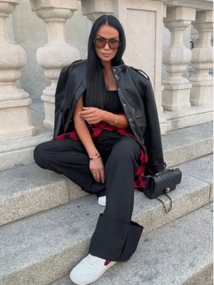 Eleganckie spodnie z zakładką na dole TALLY - czarne  magmac 