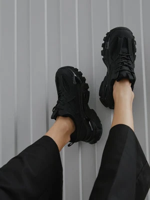 ES8: Czarne sneakersy damskie na grubej podeszwie