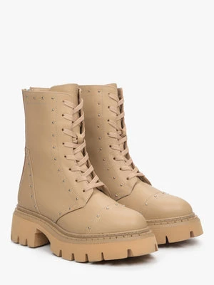 Estro: Beżowe botki damskie ze skóry ze srebrnymi ćwiekami