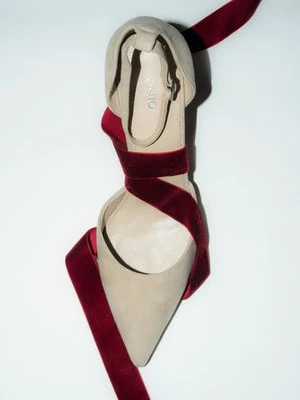 Estro: Beżowe buty na obcasie ze sprzączką z weluru naturalnego