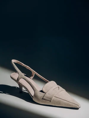 Estro: Beżowe czółenka - slingbacki z weluru naturalnego na obcasie typu kitten heel