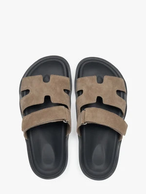 Estro: Beżowe klapki damskie z regulowanym paskiem z włoskiego weluru naturalnego Premium