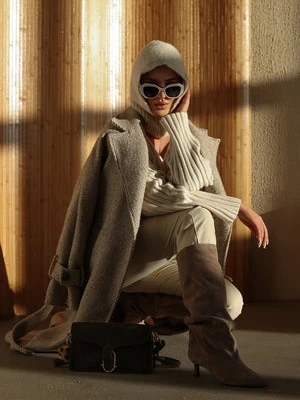 Estro: Beżowe kozaki damskie z weluru naturalnego na niskim obcasie kielichowym