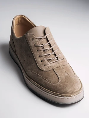 Estro: Beżowe trampki męskie z weluru naturalnego na sprężystej podeszwie