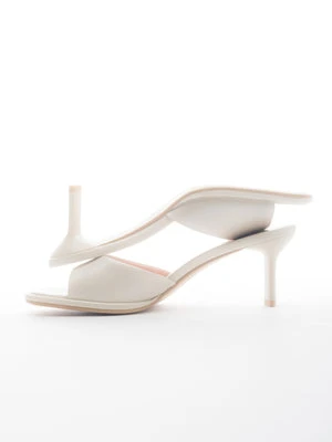 Estro: Białe klapki damskie na obcasie ze skóry naturalnej