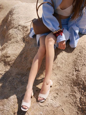 Estro: Białe klapki damskie ze skóry naturalnej na niskim obcasie