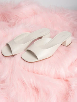 Estro: Białe klapki damskie ze skóry naturalnej na niskim obcasie